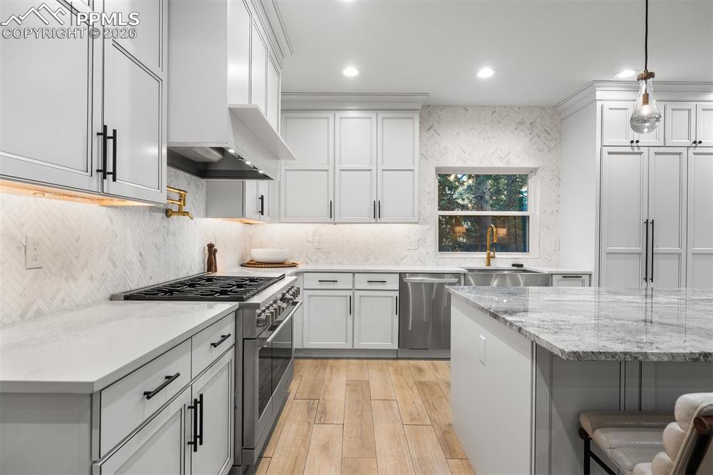 Image 14 of 50: Kitchen