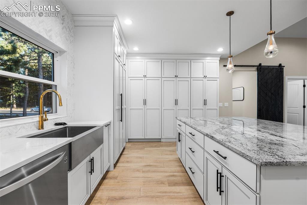 Image 16 of 50: Kitchen