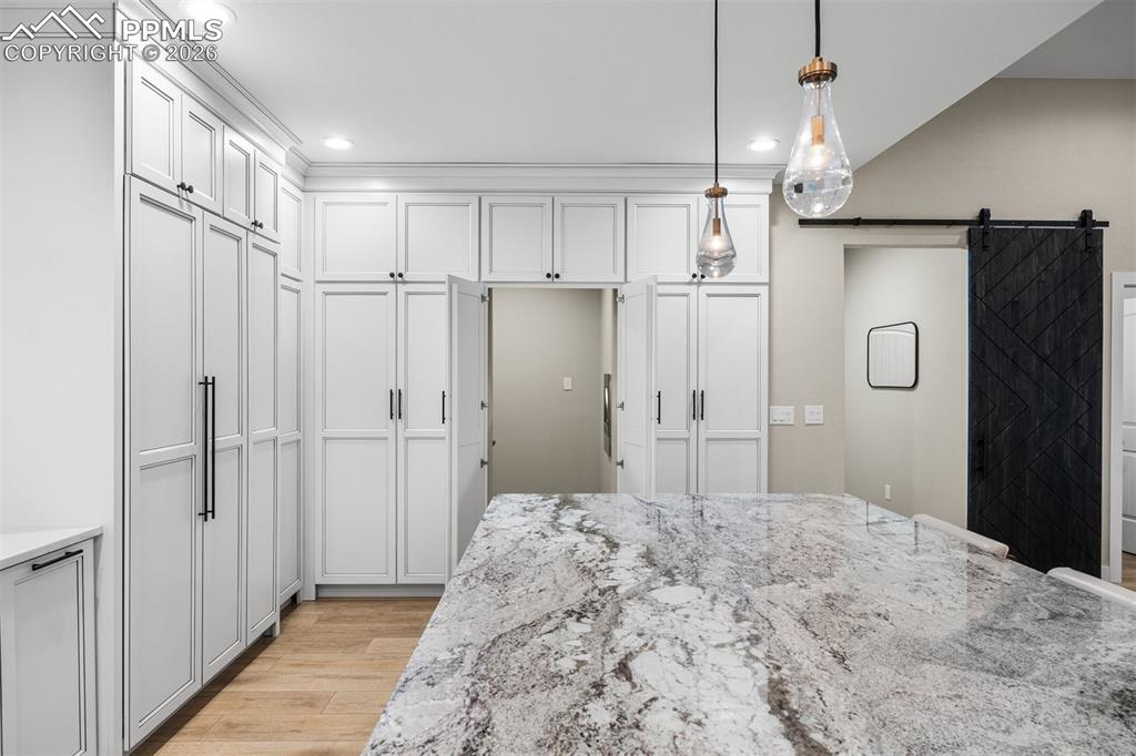 Image 17 of 50: Kitchen