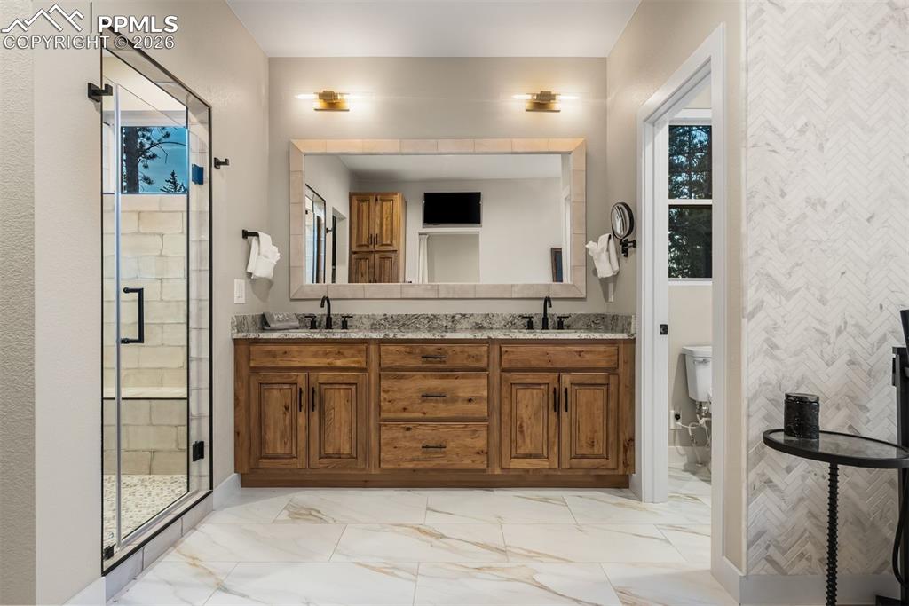 Image 22 of 50: Bathroom