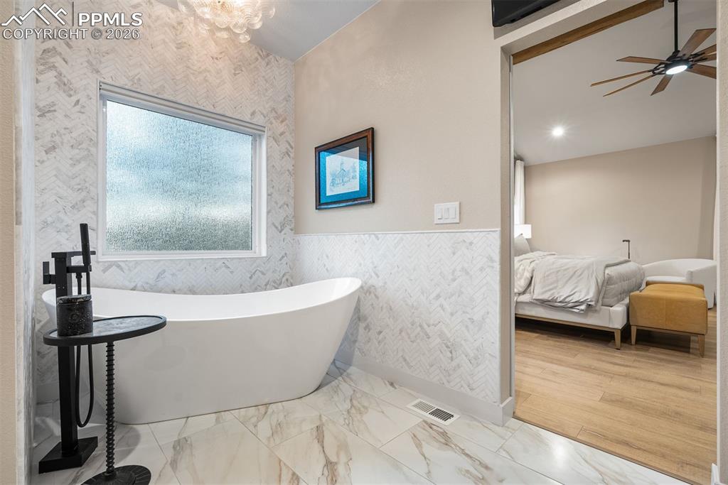 Image 23 of 50: Bathroom