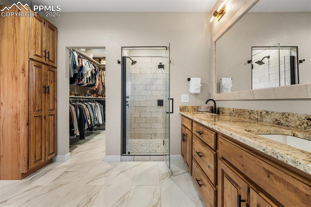 Image 24 of 50: Bathroom