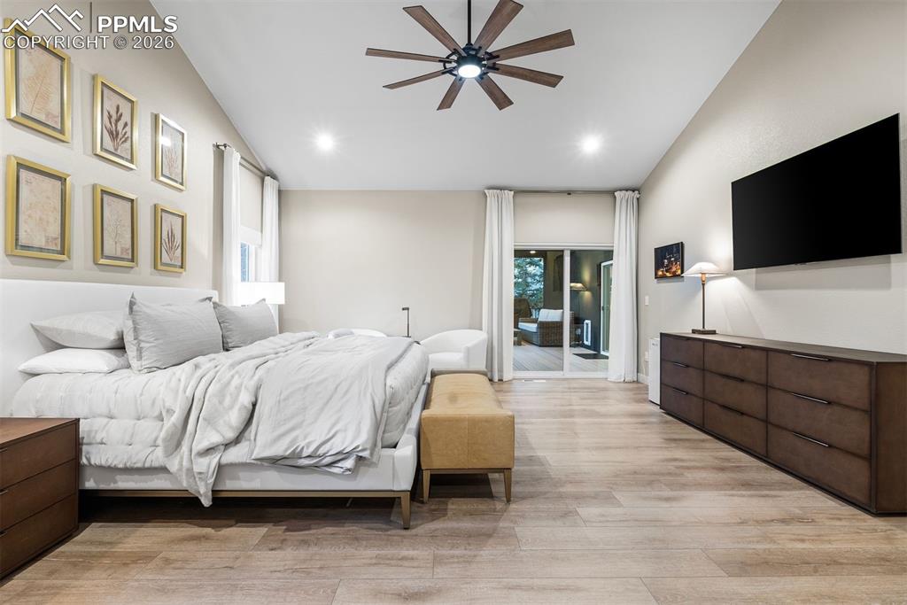 Image 26 of 50: Bedroom