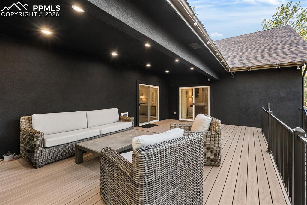 Image 27 of 50: Deck