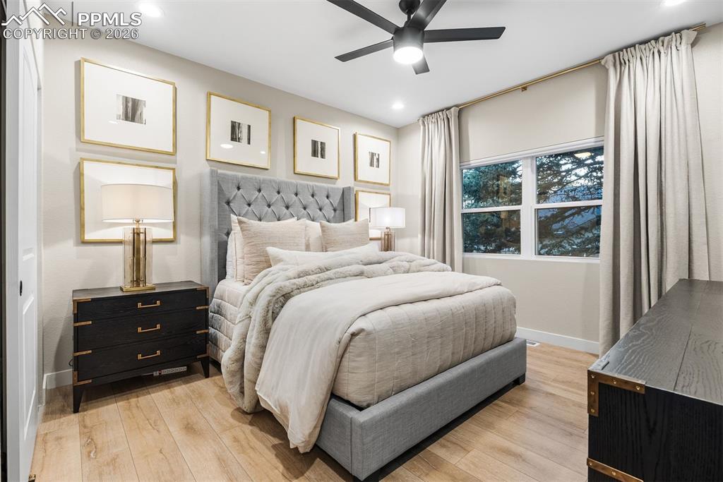 Image 29 of 50: Bedroom