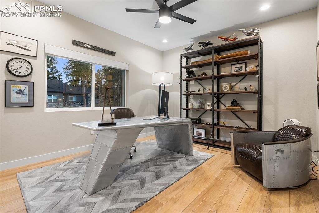 Image 31 of 50: Office