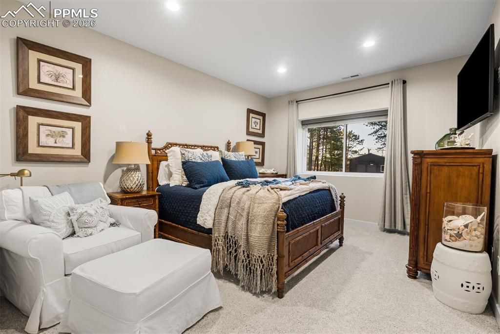 Image 41 of 50: Bedroom