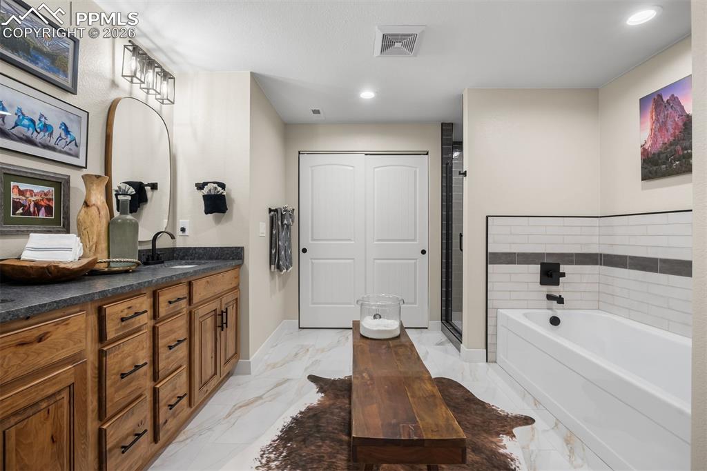 Image 42 of 50: Bathroom