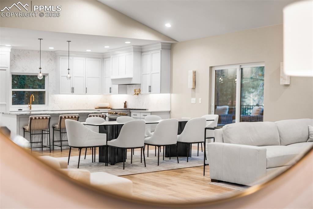 Image 7 of 50: Dining Area