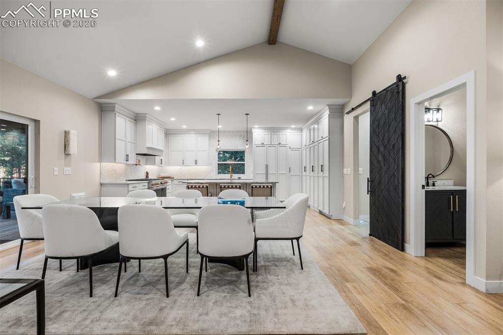 Image 8 of 50: Dining Area