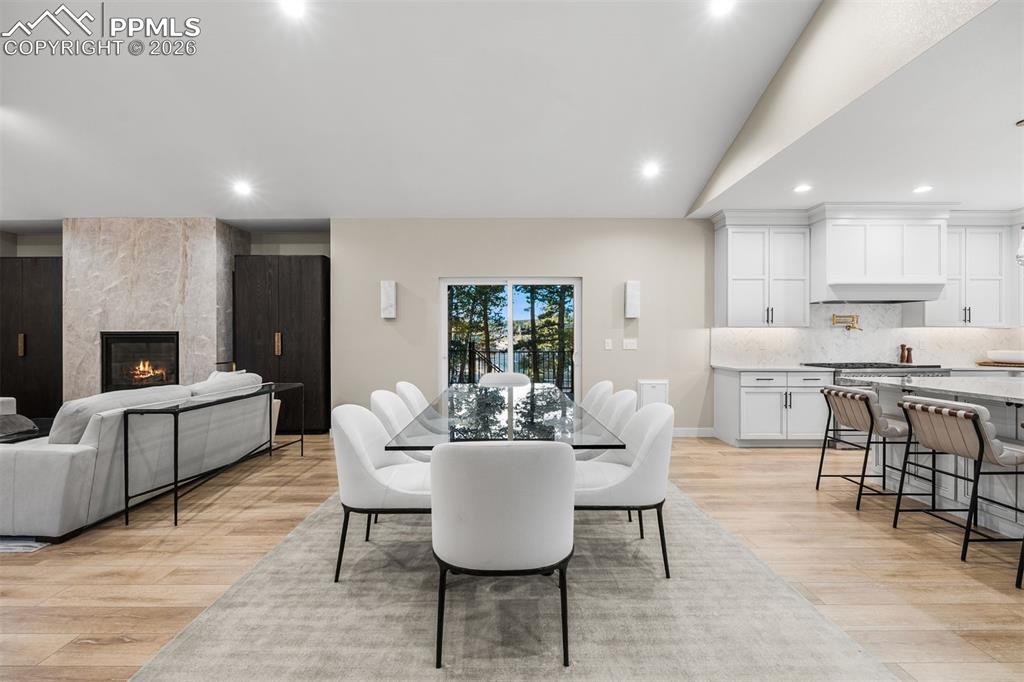 Image 9 of 50: Dining Area