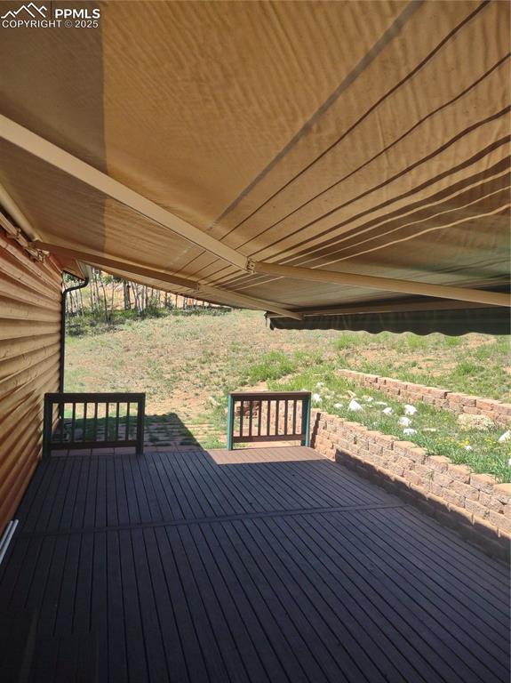 Image 36 of 44: Awning in good working order