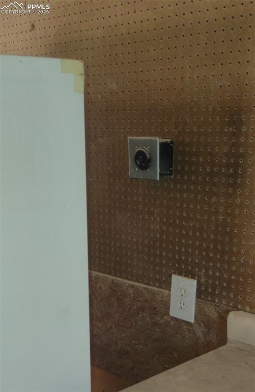 Image 39 of 44: 220 on front and back walls