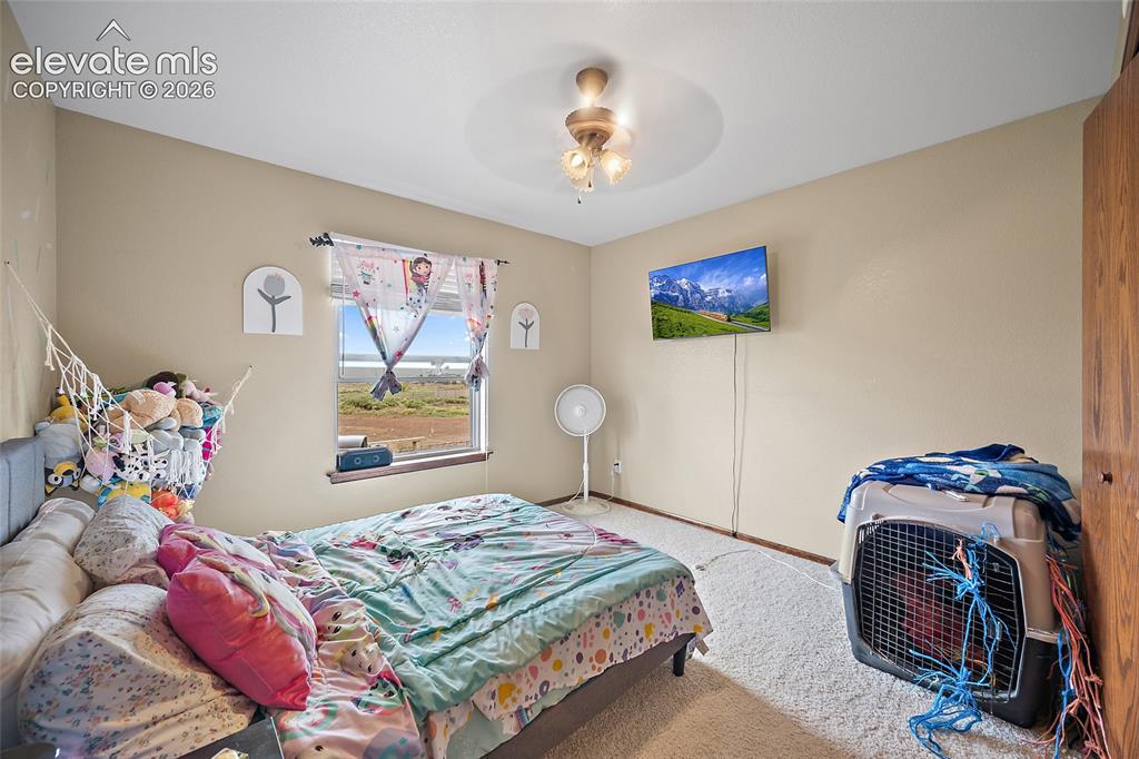 Image 18 of 36: Bedroom