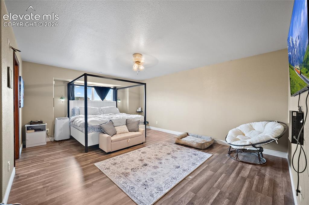 Image 19 of 36: Bedroom