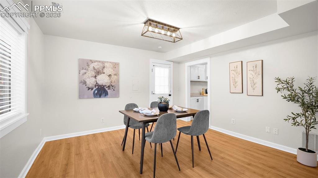 Image 14 of 40: Dining Area