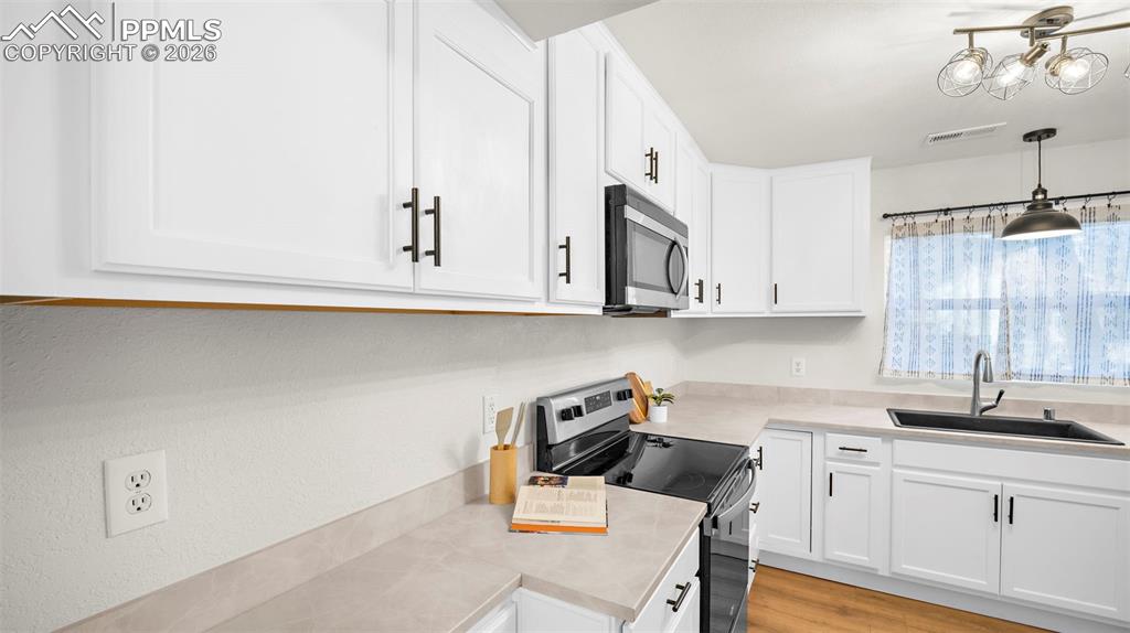 Image 17 of 40: Kitchen