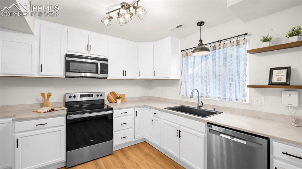 Image 18 of 40: Kitchen