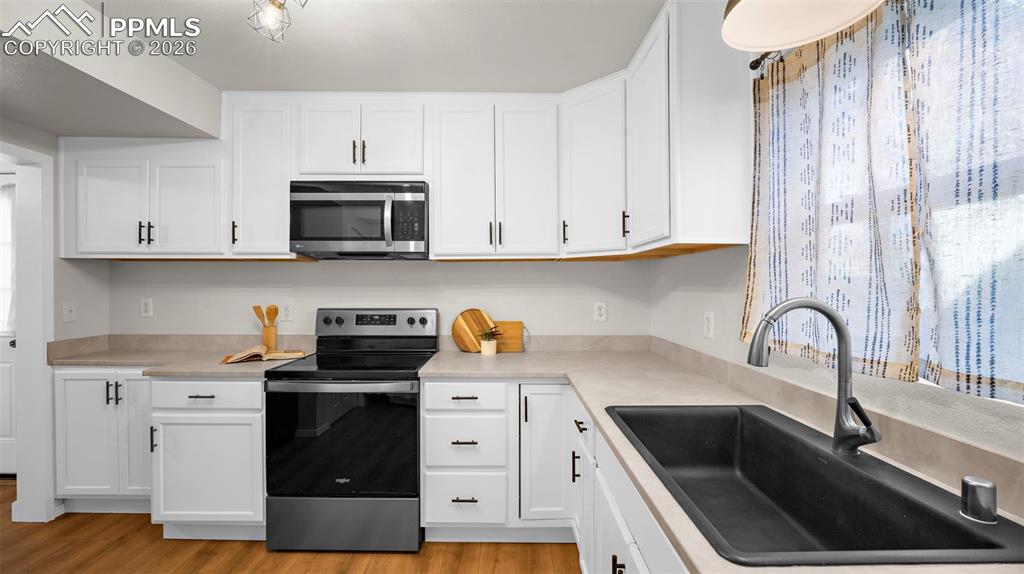 Image 19 of 40: Kitchen