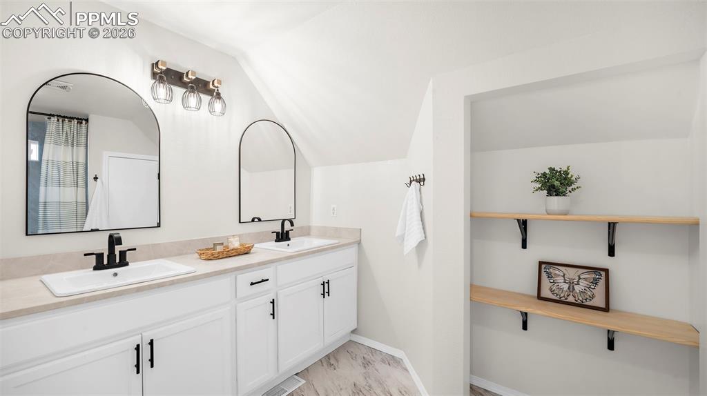 Image 25 of 40: Bathroom