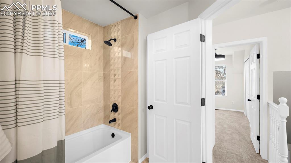 Image 27 of 40: Bathroom