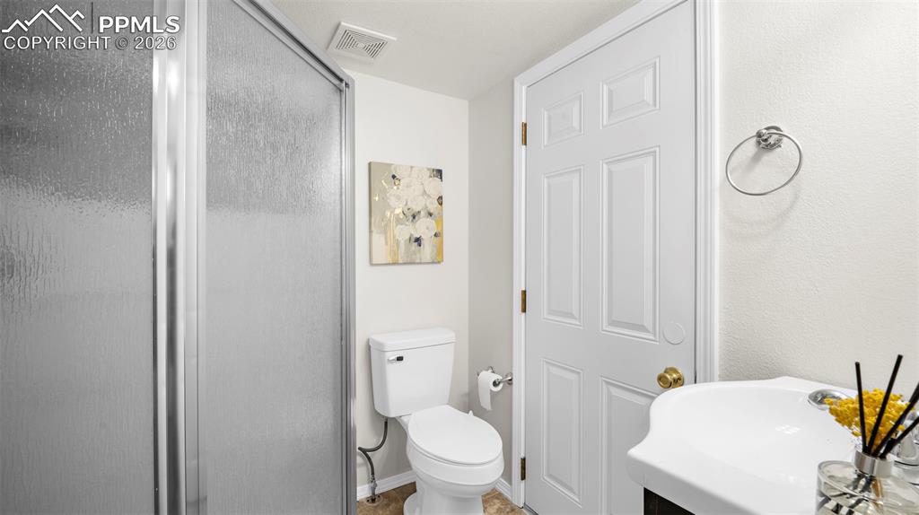 Image 8 of 40: Bathroom