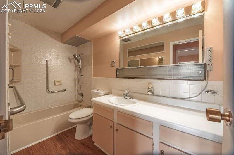 Image 17 of 34: Bathroom