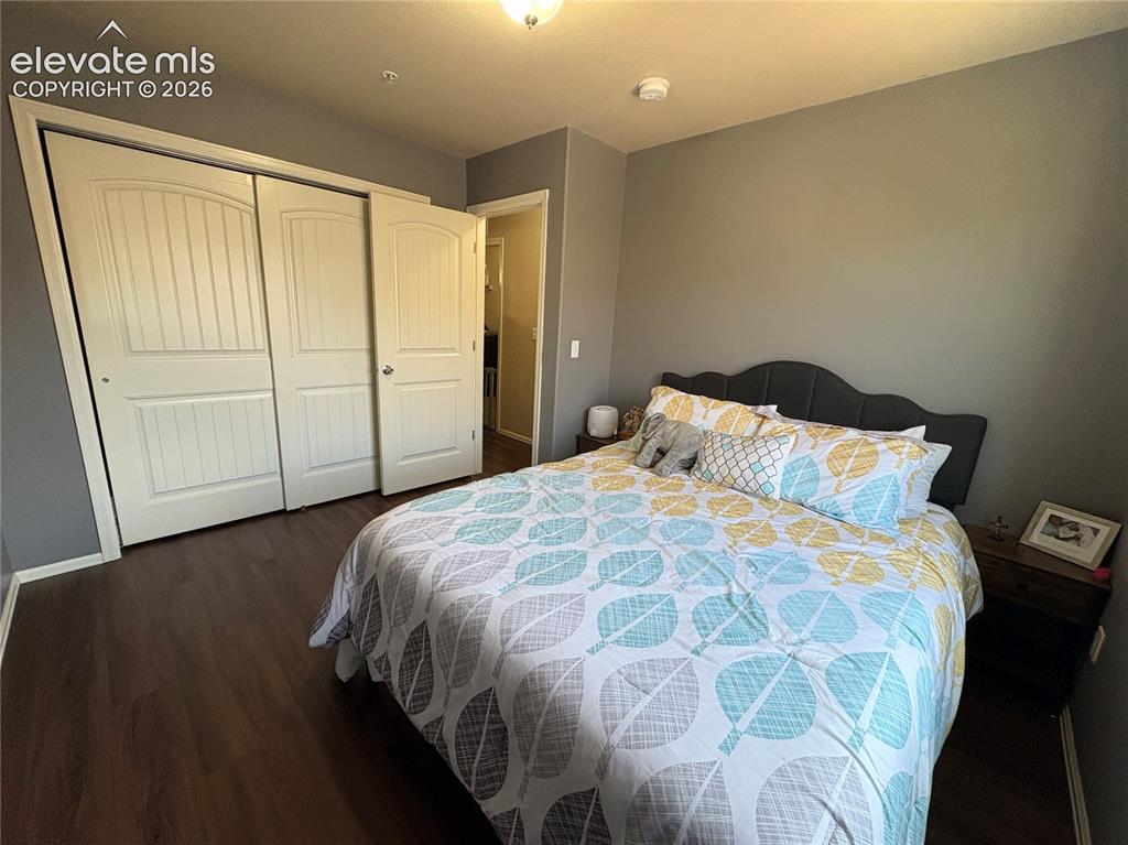 Image 11 of 17: Bedroom