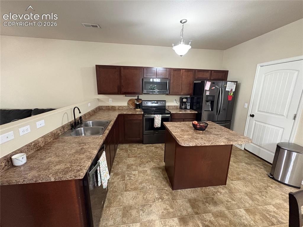 Image 4 of 17: Kitchen