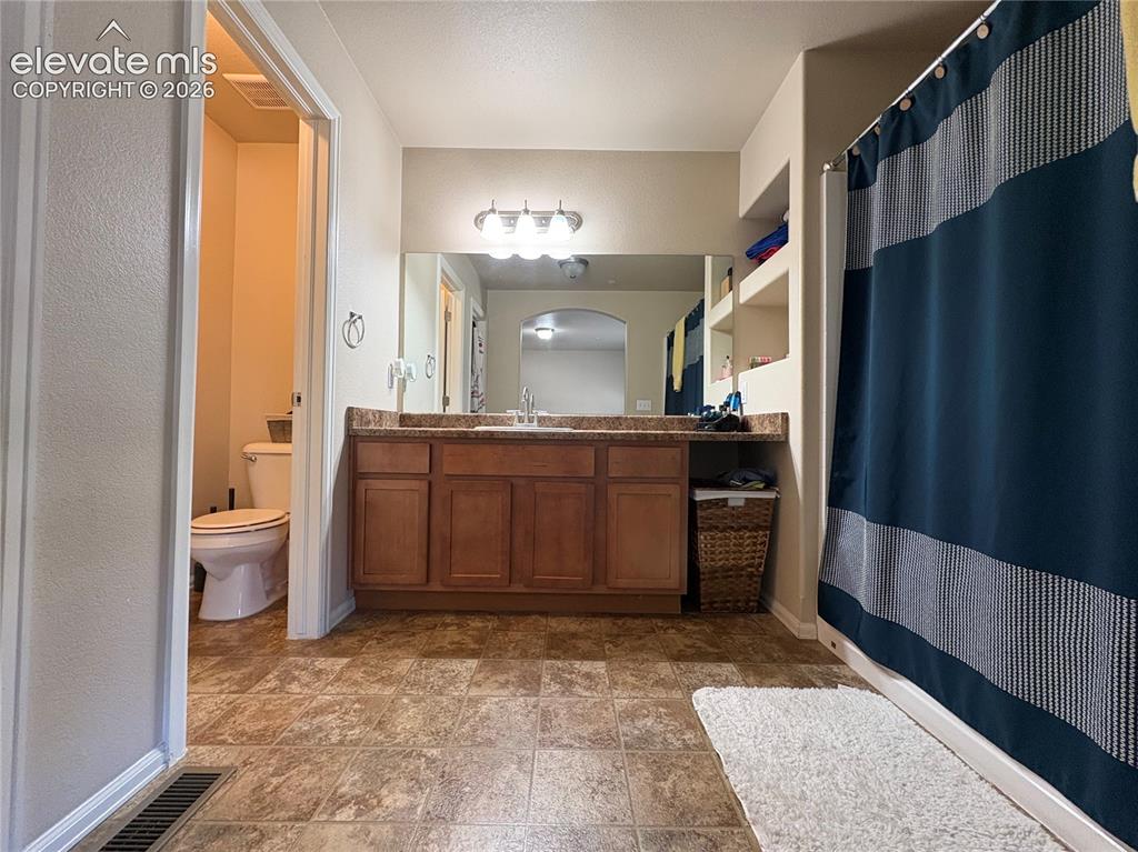 Image 7 of 17: Bathroom