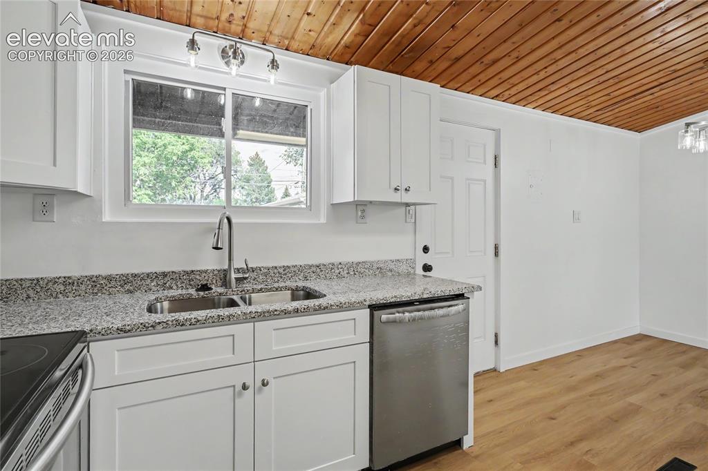 Image 10 of 25: Kitchen