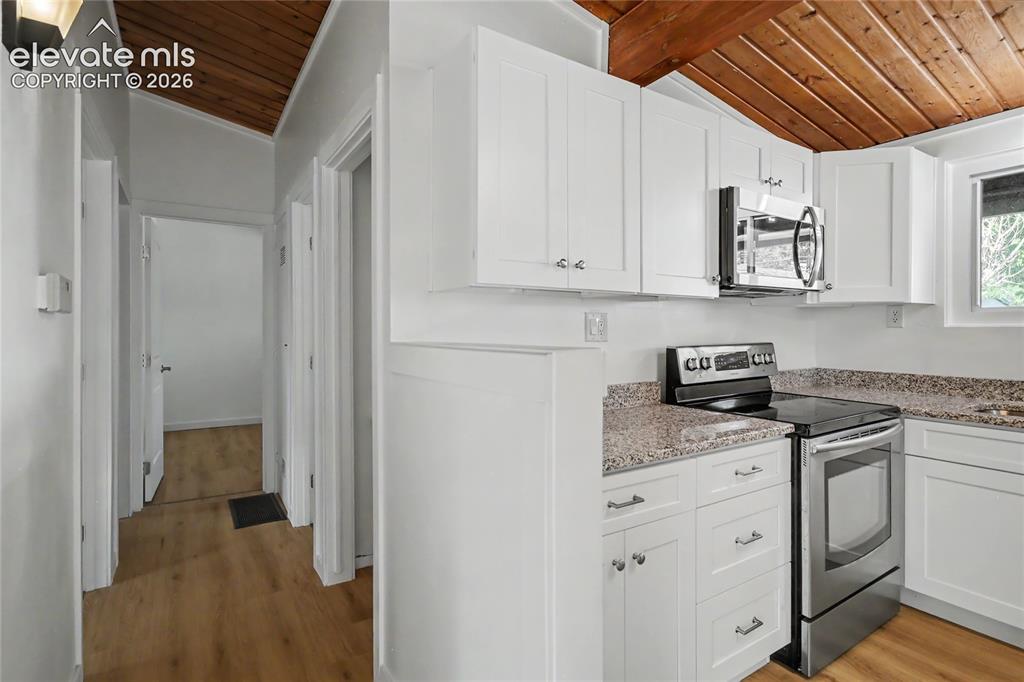 Image 11 of 25: Kitchen