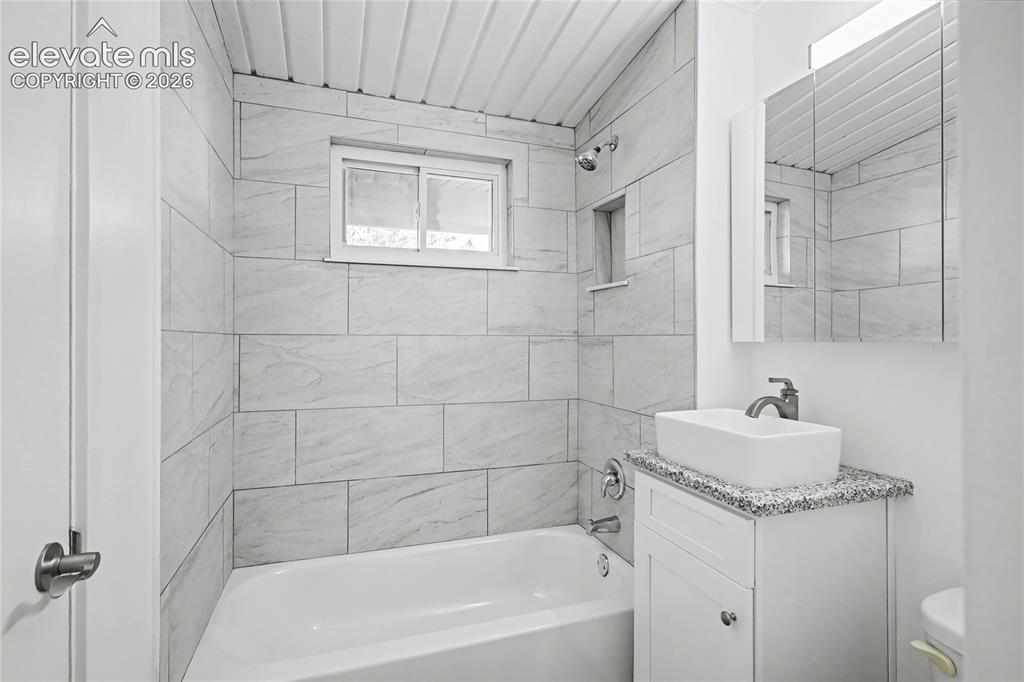 Image 14 of 25: Bathroom