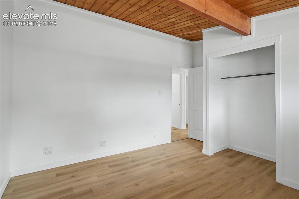Image 17 of 25: Bedroom