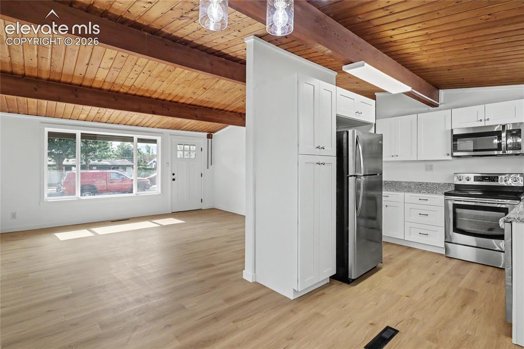 Image 8 of 25: Kitchen