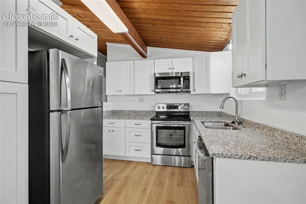 Image 9 of 25: Kitchen