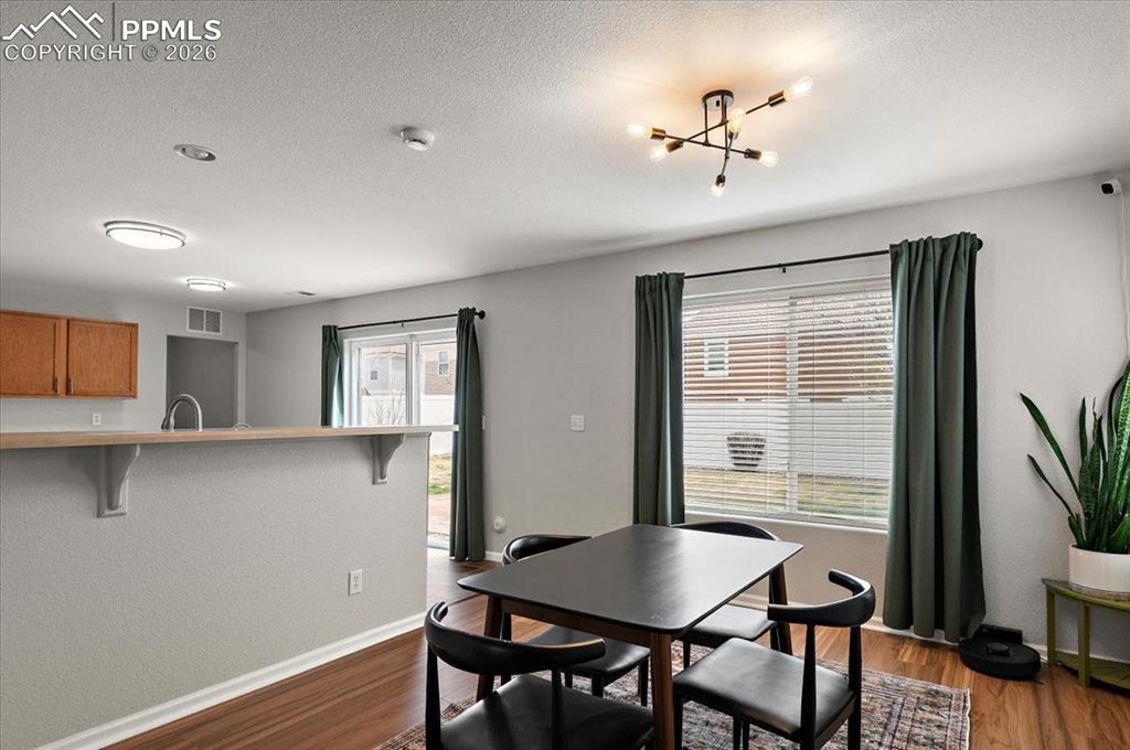 Image 4 of 22: Dining Area