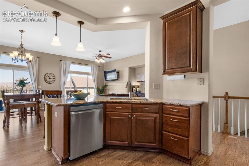 Image 15 of 50: Kitchen