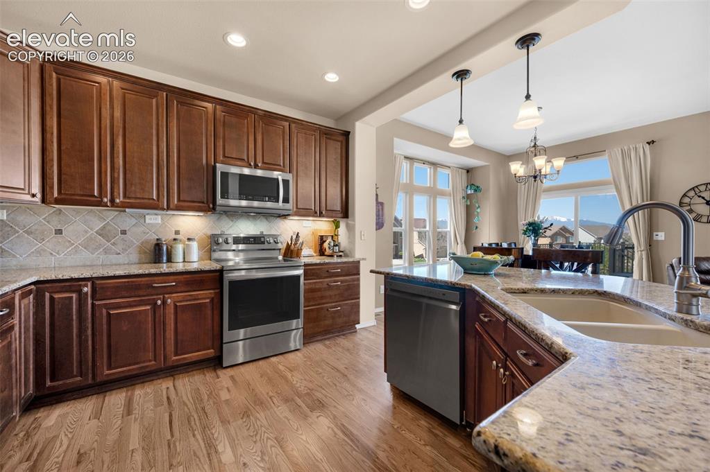 Image 16 of 50: Kitchen