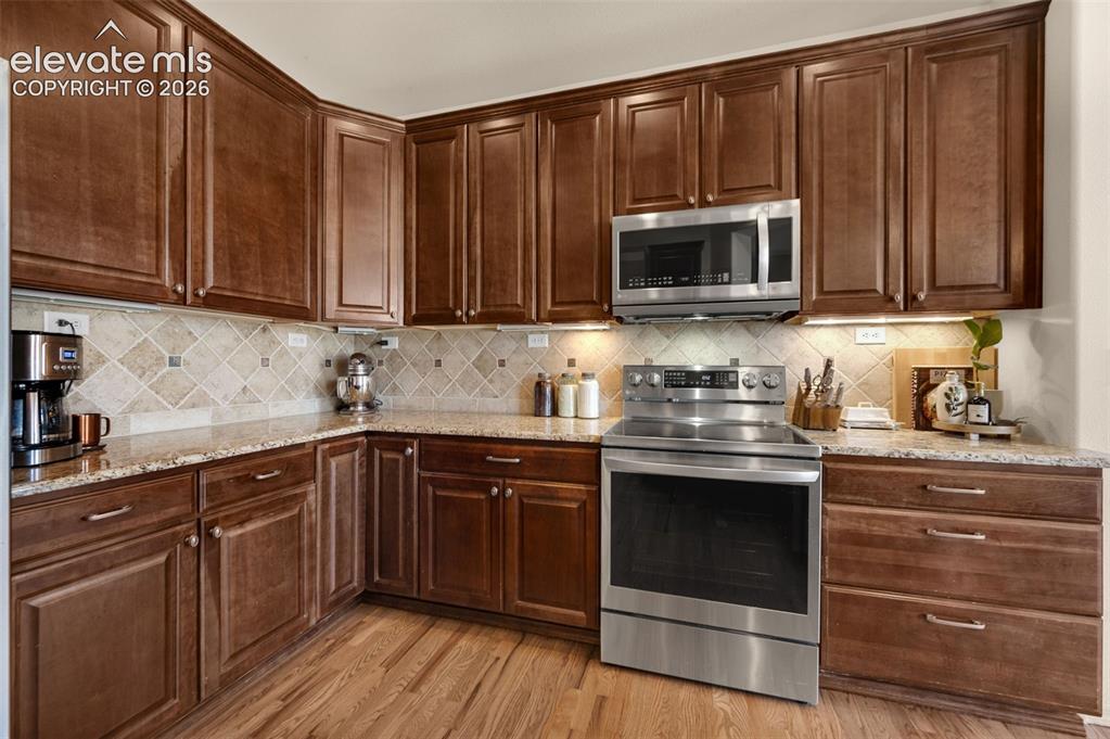Image 17 of 50: Kitchen