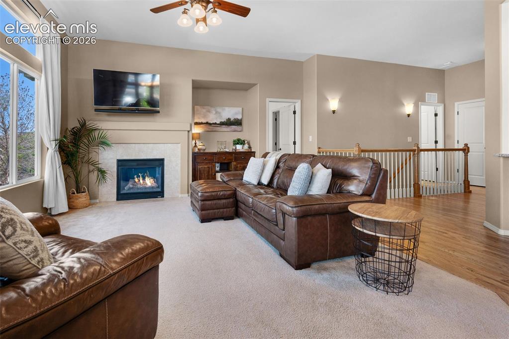 Image 8 of 50: Living Room