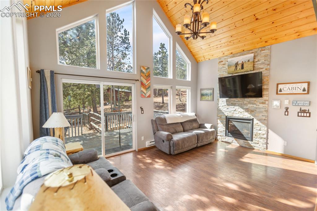 Image 3 of 27: Living Room