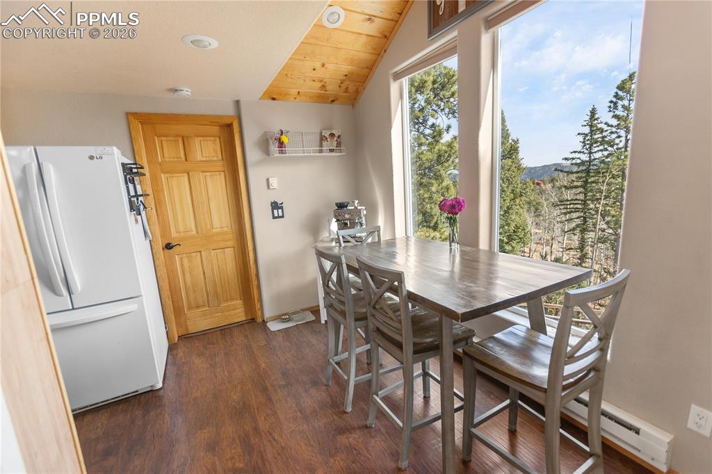 Image 6 of 27: Dining Area