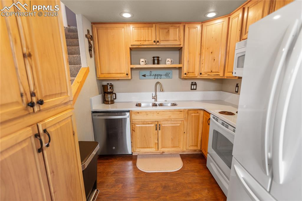 Image 7 of 27: Kitchen