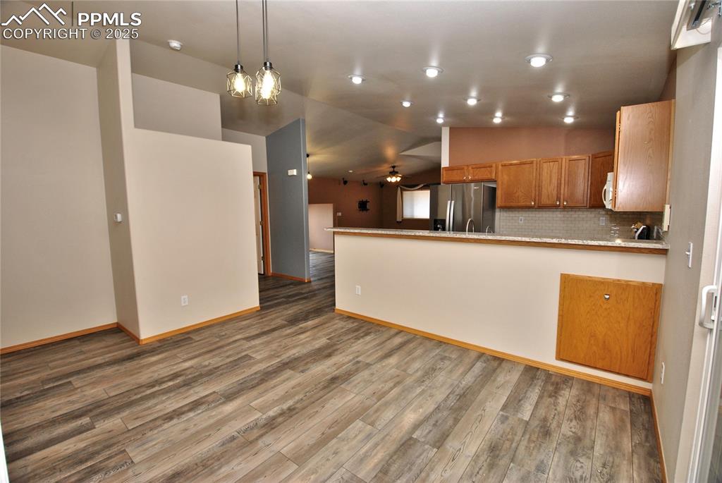 Image 11 of 32: Dining Area