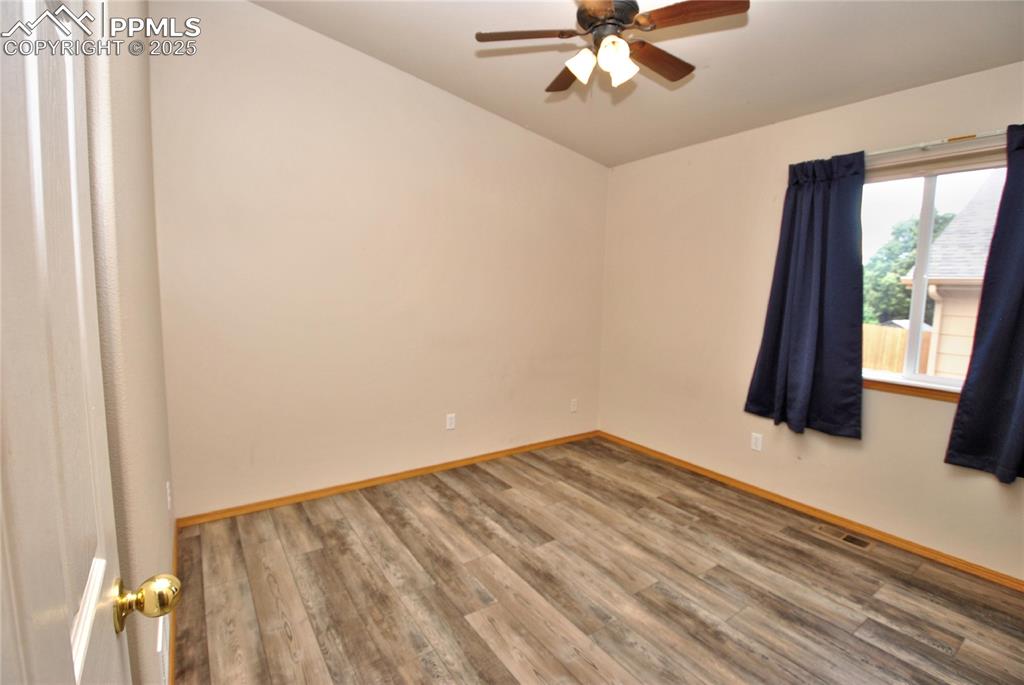Image 18 of 32: Bedroom