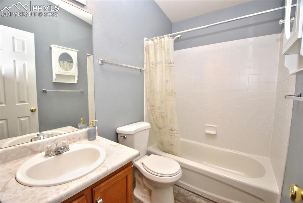 Image 19 of 32: Bathroom