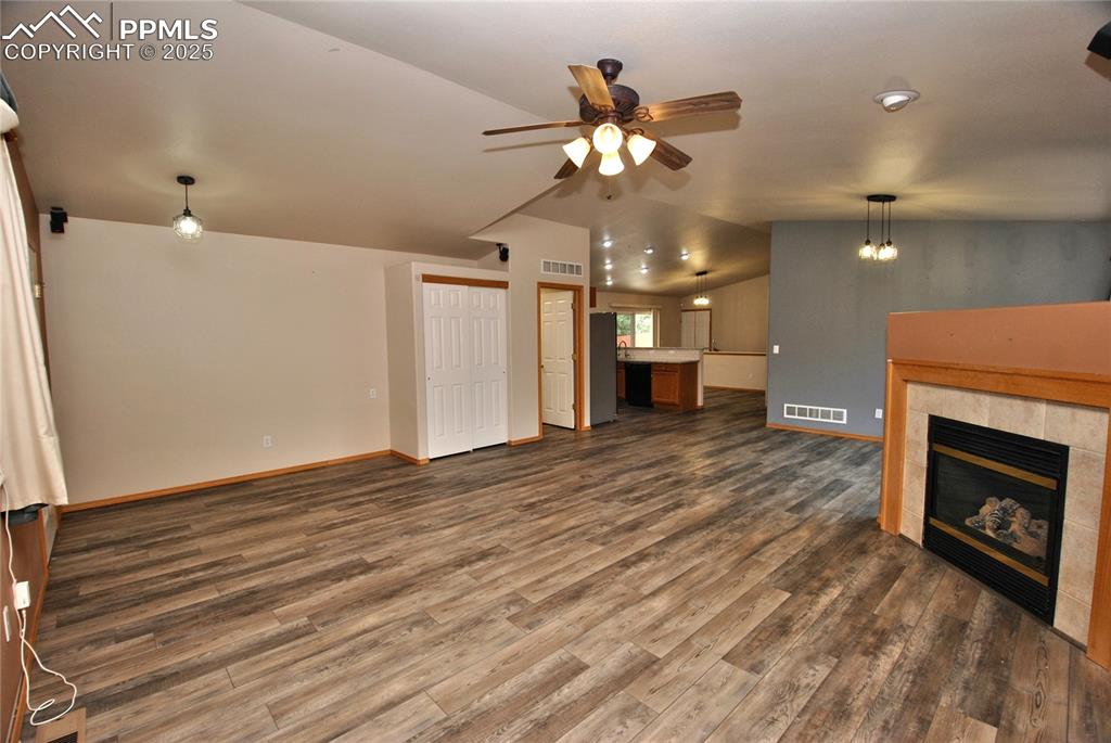 Image 4 of 32: Living Room
