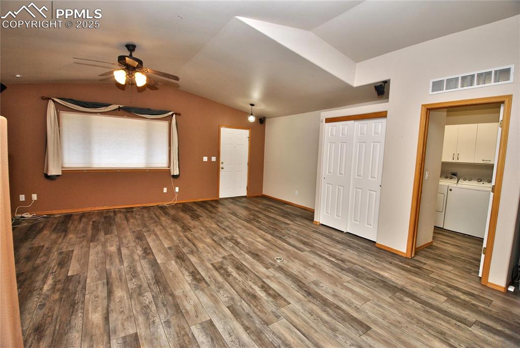 Image 5 of 32: Living Room