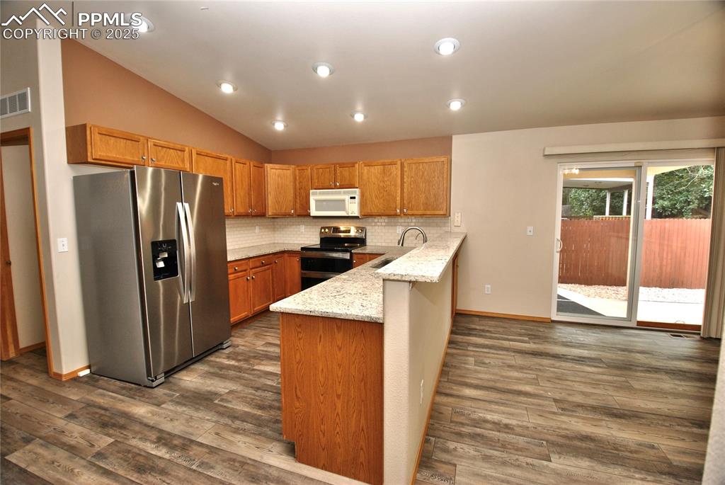 Image 7 of 32: Kitchen